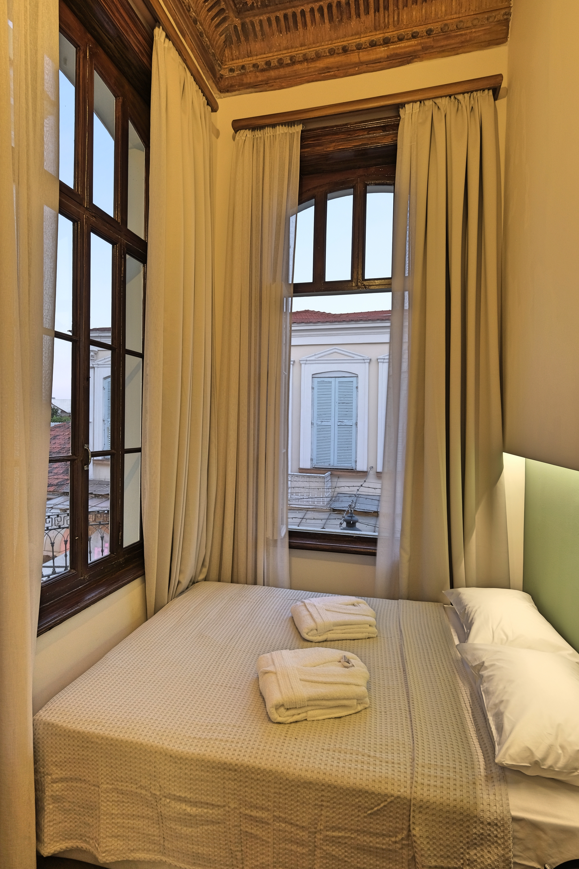 Budget Single Room Bed & Windows - Agora Residence - Hotel in Chios